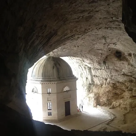 Palazzetto Bentivoglio 펜션 사소페라토